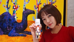 배우 겸 작가 윤송아와 화장품 브랜드 '이브스볼륨'과 아트 콜라보 눈길